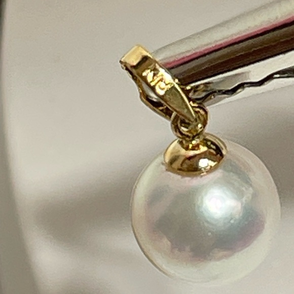 Gold and White Pearl Necklace with Elegant Pendant 18 K